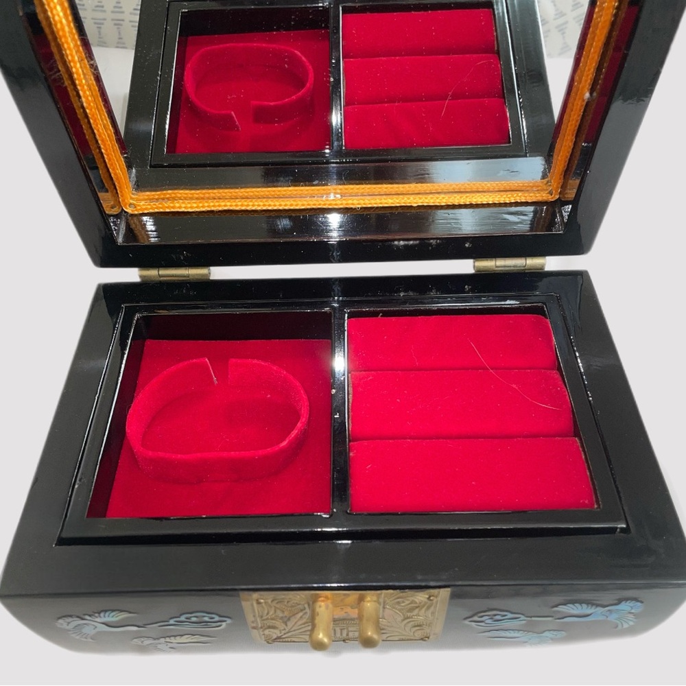 Vtg. Korean Lacquered Jewelry Box: Mother of Pearl Inlay; 2 velvet layered trays - Picture 4 of 8